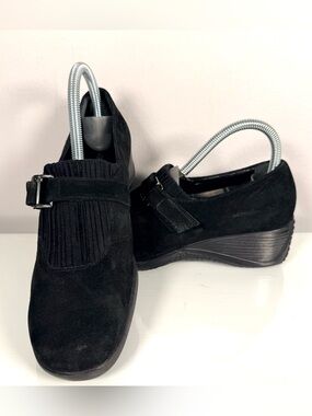 Aquatalia Black Suede Wedge Loafer Women 8 Hook & Loop Buckle Accordion